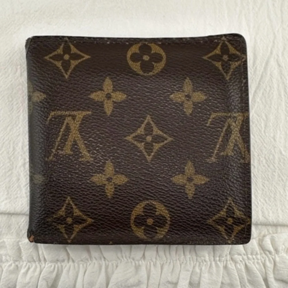 AUTHENTIC Louis Vuitton wallet or credit card holder.